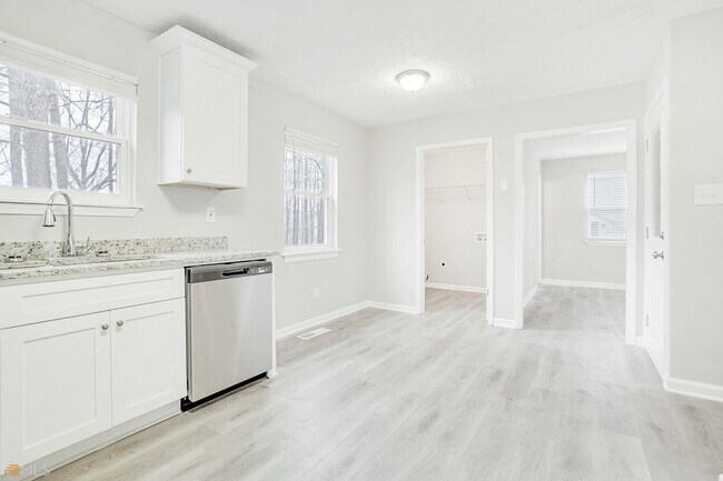 Building Photo - 1296 Larkview Dr SW