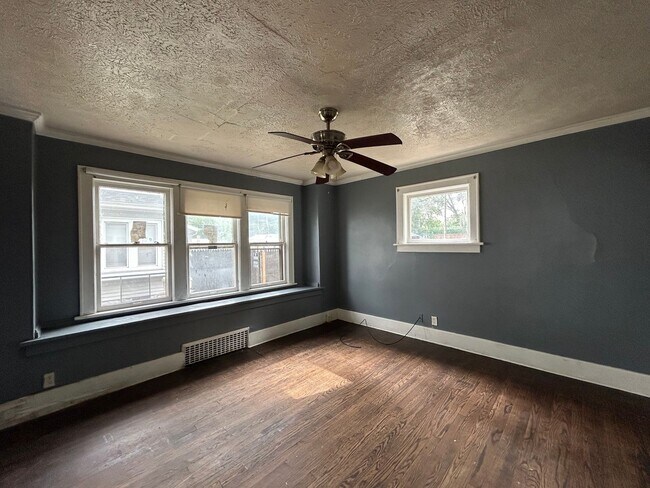 Foto del edificio - 3-Bedroom, 1-Bathroom Home with Updated Ki...
