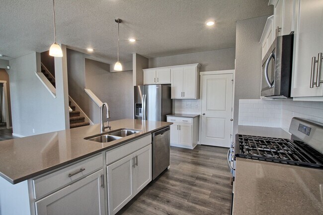 Building Photo - 6 bed 4 bath 3 car garage Crystal Valley Ranch house