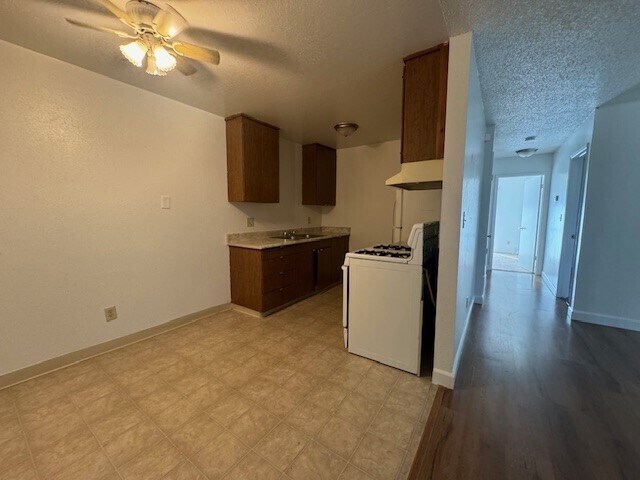 Foto del edificio - Two Bedroom, One Bathroom Duplex!!