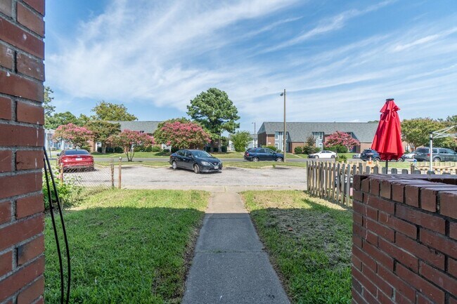 Foto del edificio - 3 BEDROOM BRICK TOWNHOME FOR RENT IN NORFOLK