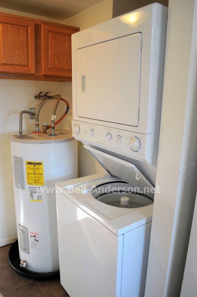 Building Photo - 415 E Novak Ln