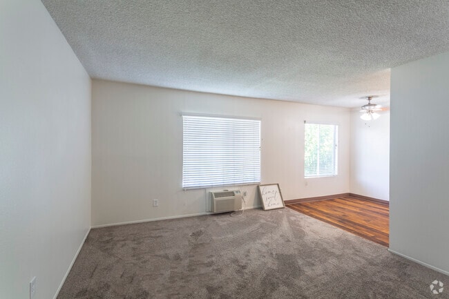 2 BR, 1 BA - 900 SF - The Courtyards *$500 Off *