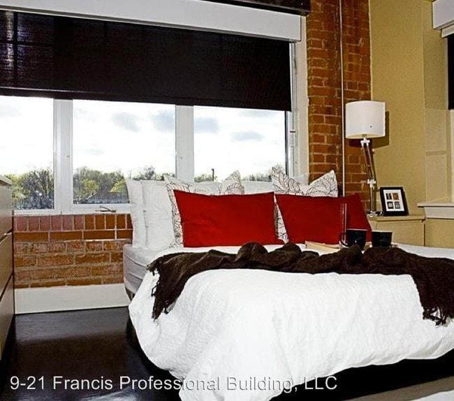 Building Photo - 1217 N Francis Ave