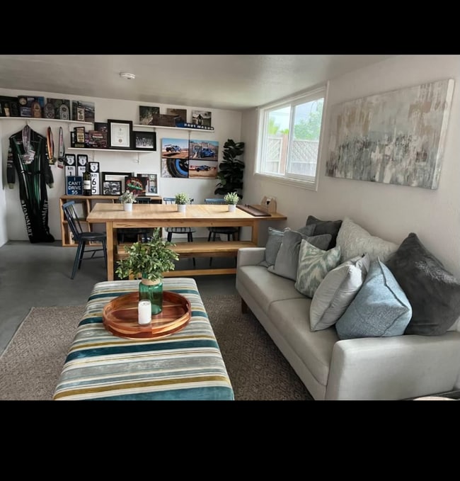 Building Photo - 208 Fraxinella St