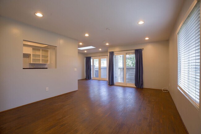 Foto del edificio - End Unit Townhome with Private Patio