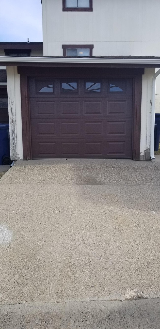 Building Photo - 619 Willow Creek Ct