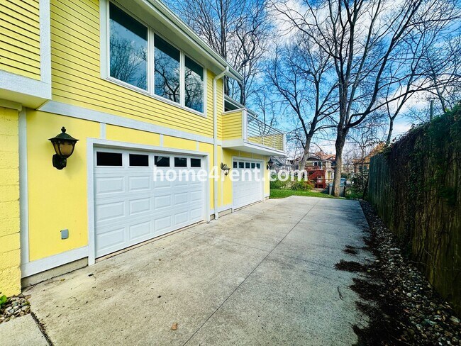 Foto del edificio - Charming Home Near Country Club Plaza w/ Gorgeous Updates, Wood Floors and a Two Car Garage!