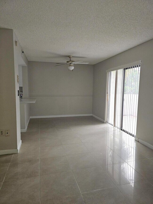 Foto del edificio - 8455 Coral Lake Way