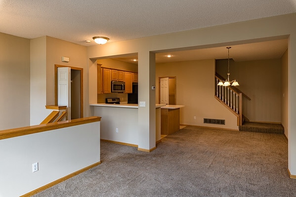 Building Photo - Like New 2 Bed/2 Bath Townhome With Amenit...