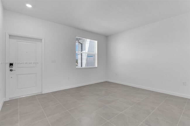 Foto del edificio - 2660 SE 28th St