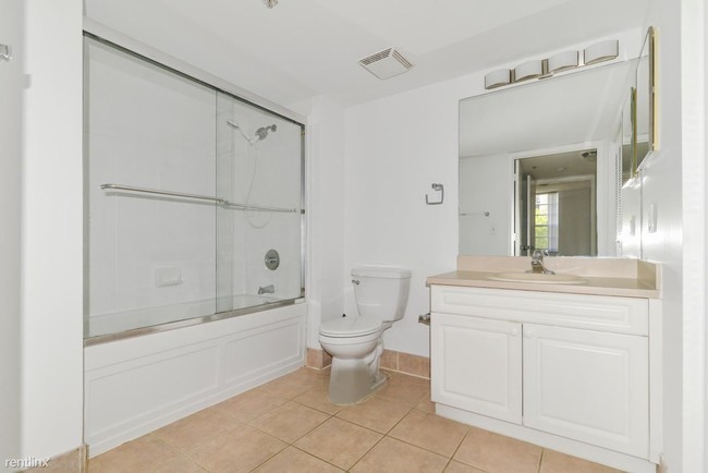 Building Photo - 1 br, 1 bath  - 600 SE 3rd Ave # 1BED