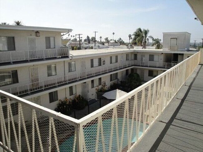 Foto del edificio - Fully Rehabbed 3 Bedroom/2 Bathroom Apartm...