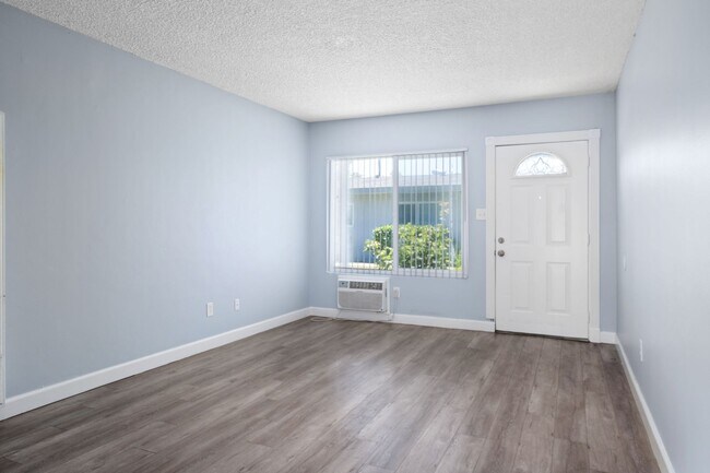 Building Photo - 1550 W Juno Avenue