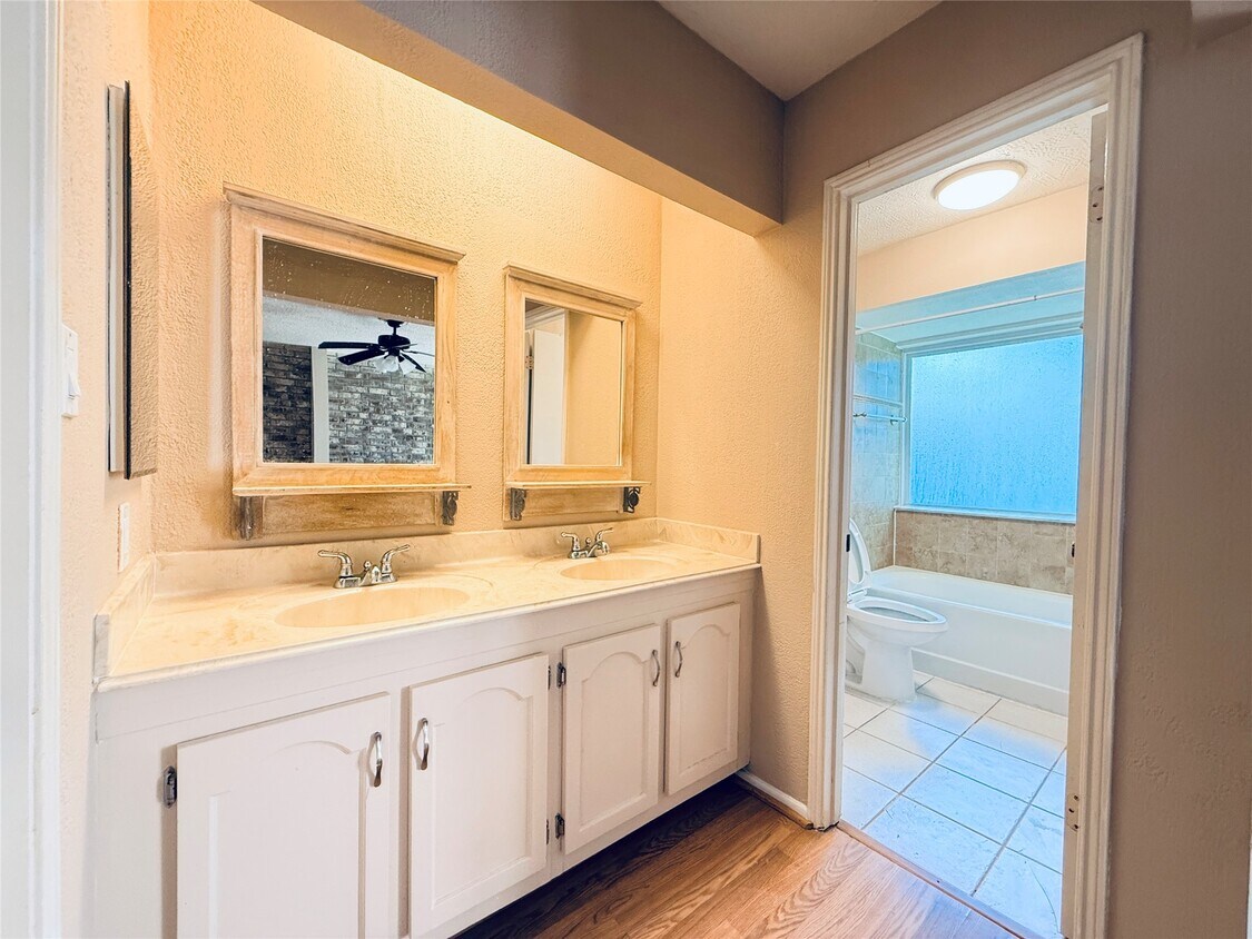 Building Photo - 16439 Hickory Knoll Dr