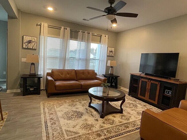 Foto del edificio - 515 Purple Finch Rd