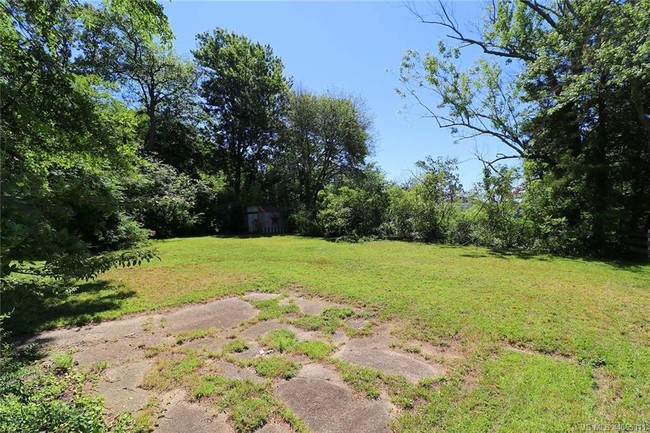 Building Photo - 604 Parkside Ave