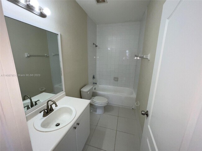 Foto del edificio - 1661 SE 28th St