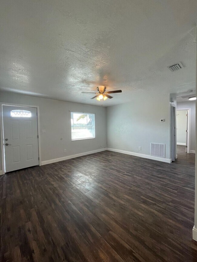 Building Photo - 4/2 SF Home! AVAILABLE NOW!