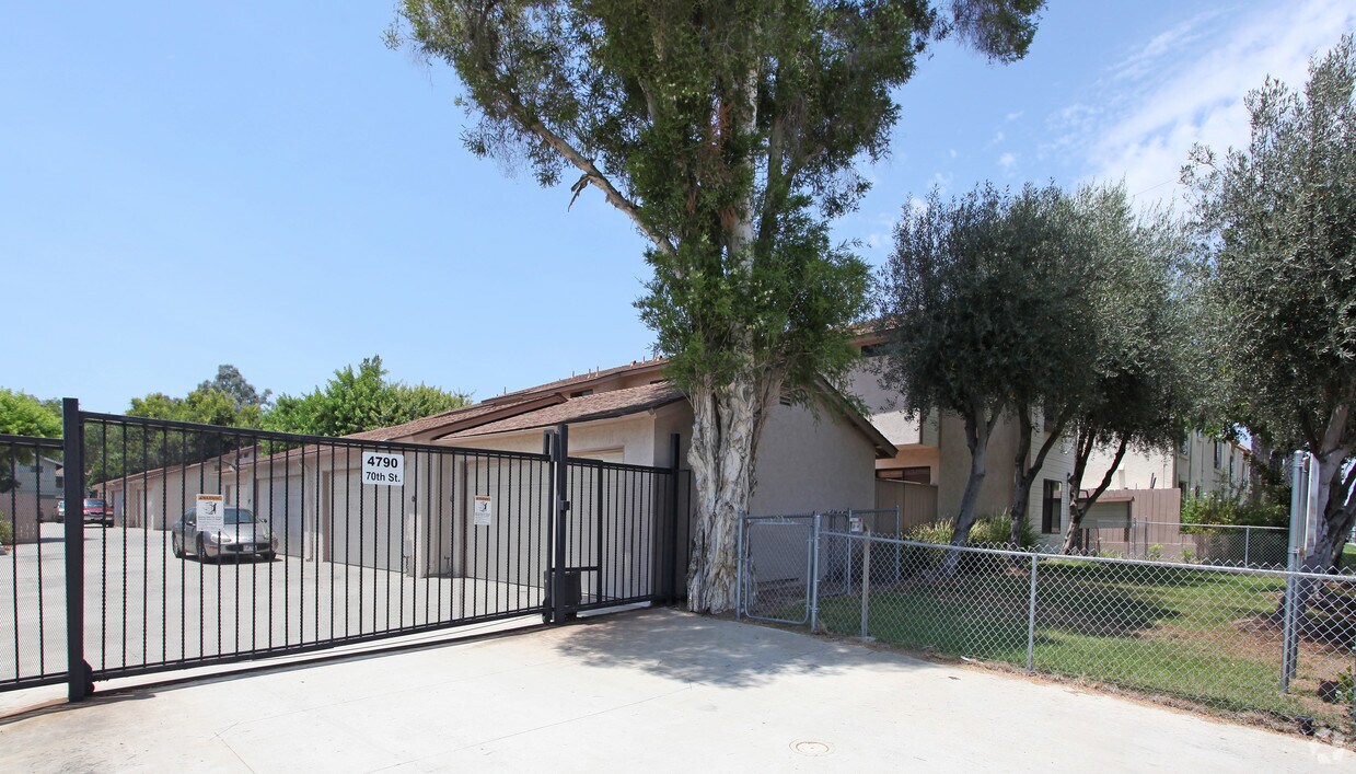 Building Photo - la Mesa Villa