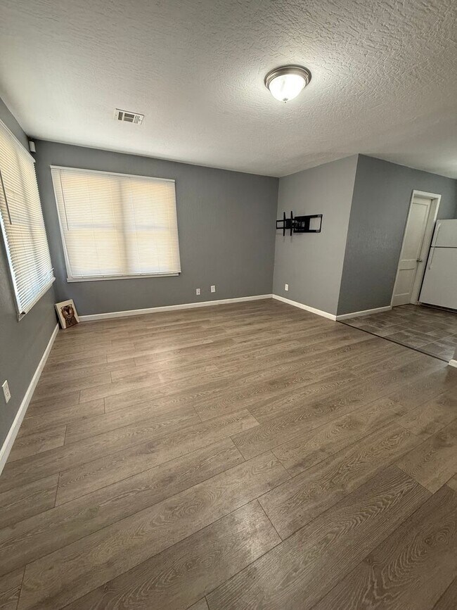 Building Photo - Charming 2-Bedroom Home in Prime Wichita L...