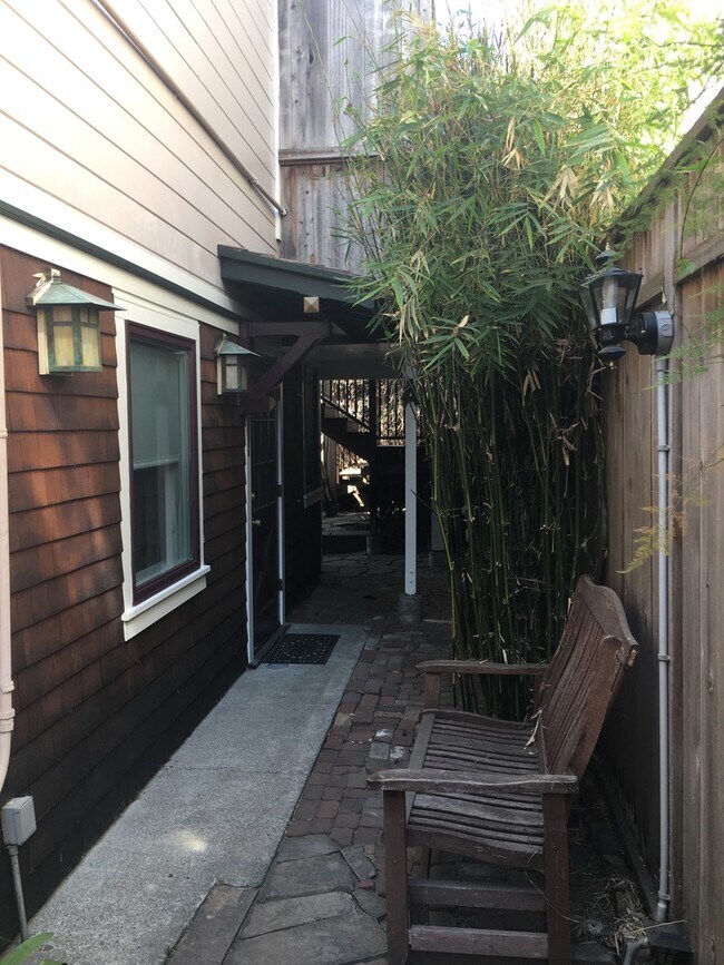 Further down side walkway to front door of apartment - 1539 Fairview St