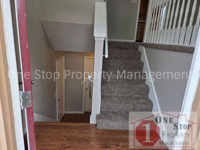 Foto del edificio - Cozy 3 bedroom 2.5 bathroom in Blue Springs, MO!