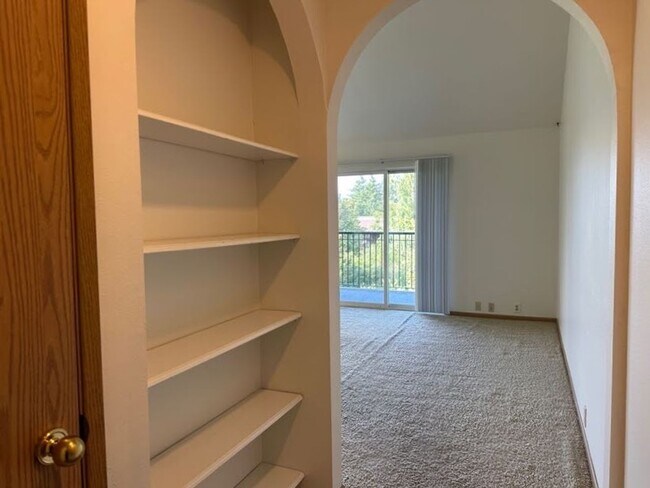 Foto del edificio - 2 Bedroom 2 bath home with water and mount...