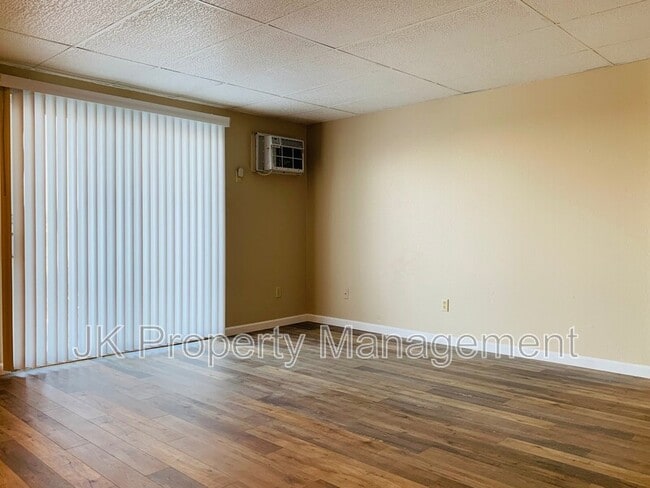 Building Photo - 1401-142B 2b St S
