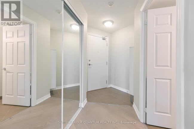 Photo du bâtiment - 2379 Central Park Dr