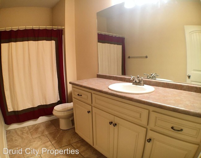 Building Photo - 13995 Knoll Pointe Dr
