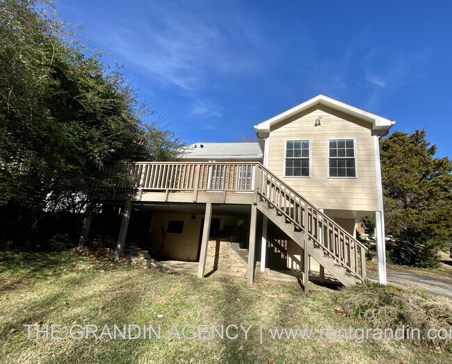 Foto del edificio - 906 Brandon Ave SW