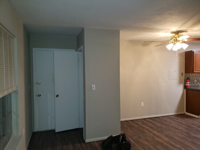 Foto del edificio - 7500 Falling Leaves Cir