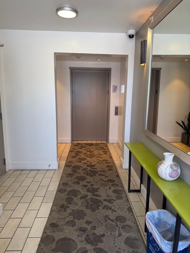 Foto del edificio - Quiet Rear-Unit in the Mission — Private Terrace, Garage, Roof Deck