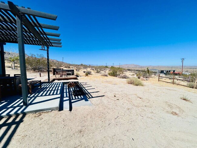 Building Photo - Updated 3 bd, 2 ba on 1.98 Acres with Hot Tub!