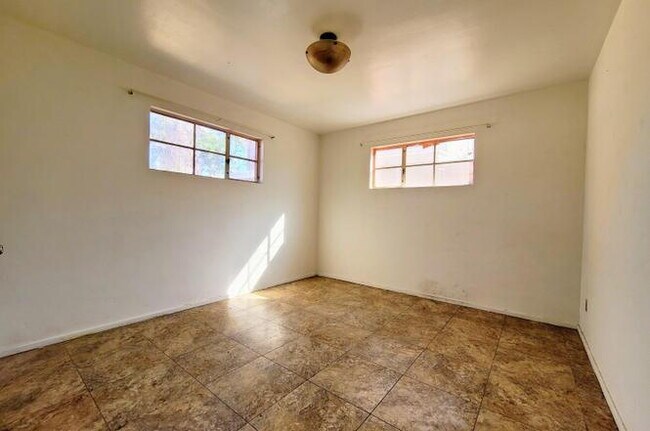 Foto del edificio - COMING SOON 3-Bedroom 2-bath REMODELED HOUSE