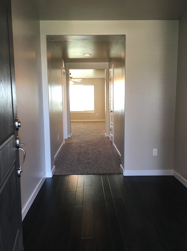 Foto del edificio - Beautiful home with 3bd 2ba and bonus room. Located in the Irvine Subdivision, just off  Chinden ...