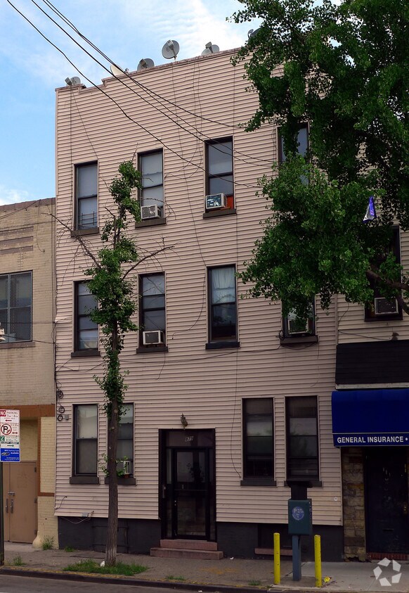 Building Photo - 879 Cypress Ave