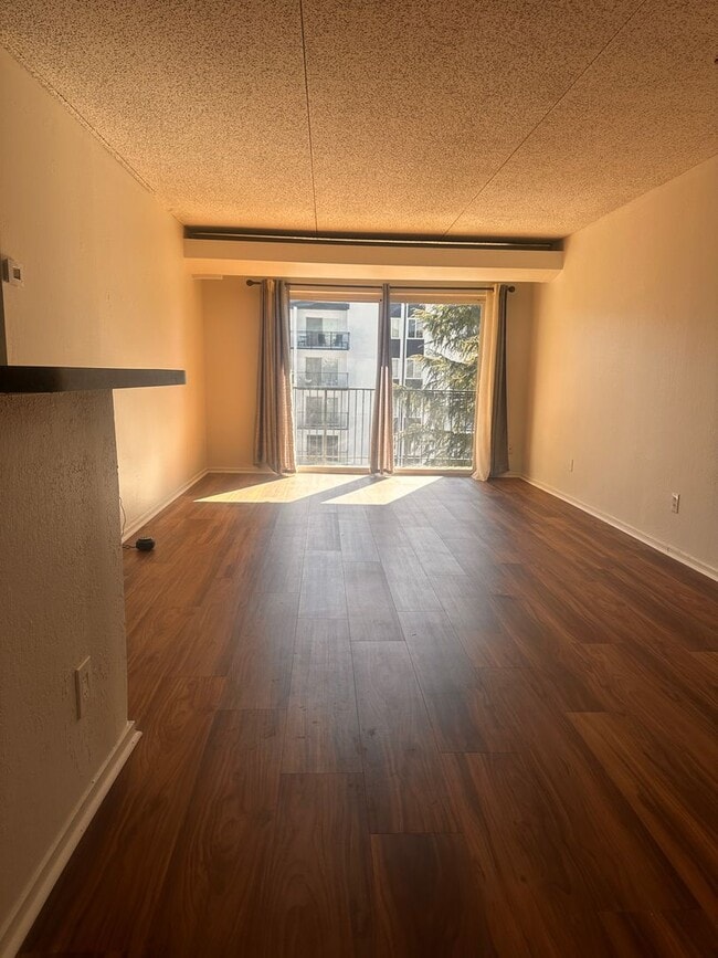 Building Photo - Charming 1 Bedroom 1 Bathroom Condo In Much Sought After EOS-21