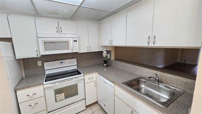 Foto del edificio - 3410 Foxcroft Rd