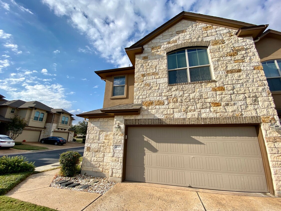 Primary Photo - Lovely 4 bed/2.5 bath Corner Condo w/ Flex...