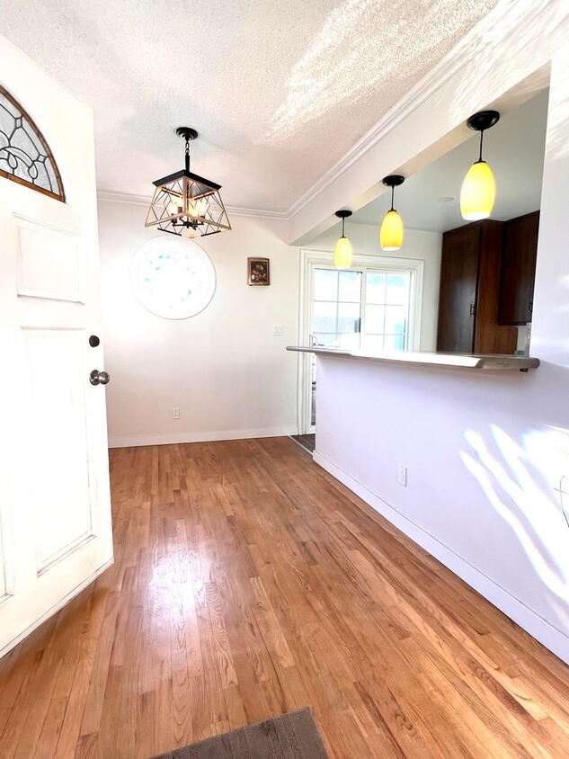 Private Back House with single garage & yard - Private Back House with single garage & yard