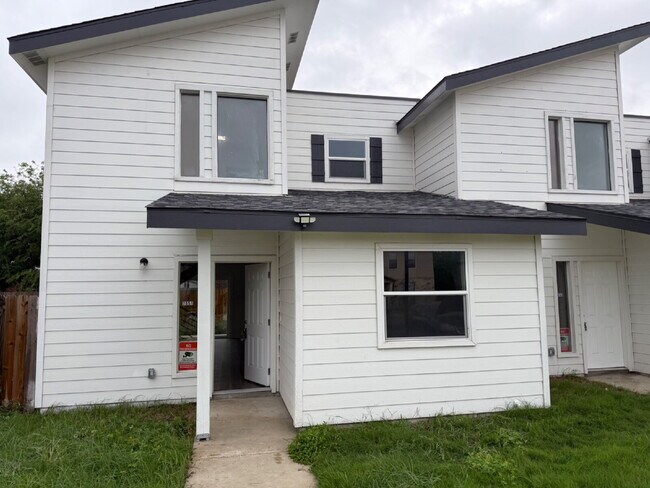 Building Photo - Beautiful 3 bed/3 bath Available in North East San Antonio