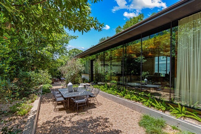 Foto del edificio - 906 W 18th St