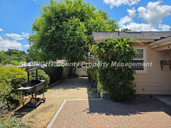 Foto del edificio - AVAILABLE NOW - 2 Bed/ 1 Bath Atascadero Home