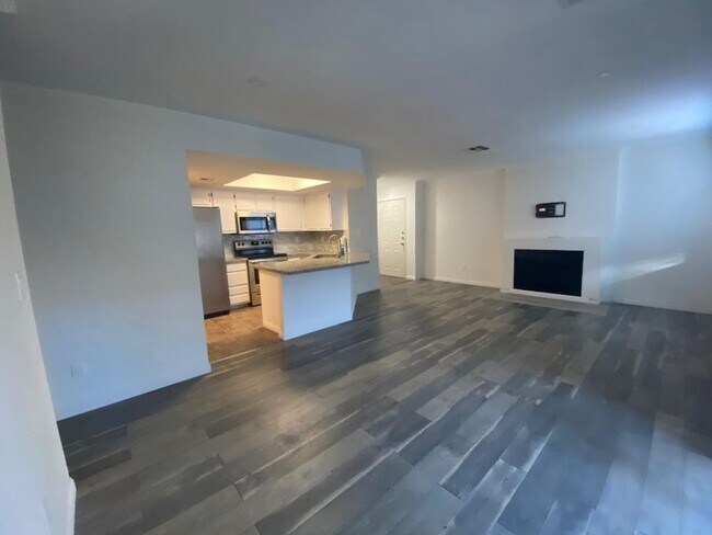 Foto del edificio - CUTE REMODELED ONE BEDROOM UNIT IN GATED C...
