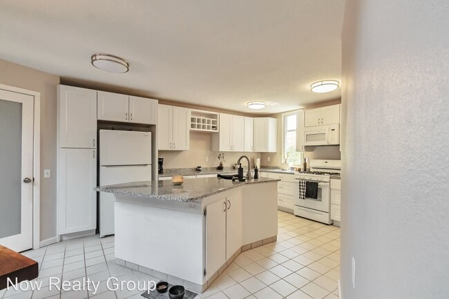 Building Photo - 3 br, 2.5 bath House - 8665 SW Chinook