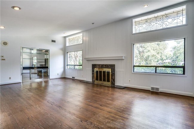 Foto del edificio - 9031 Devonshire Dr