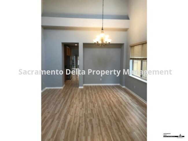 Foto del edificio - Gorgeous 4bed/3bathroom Home in West Sac