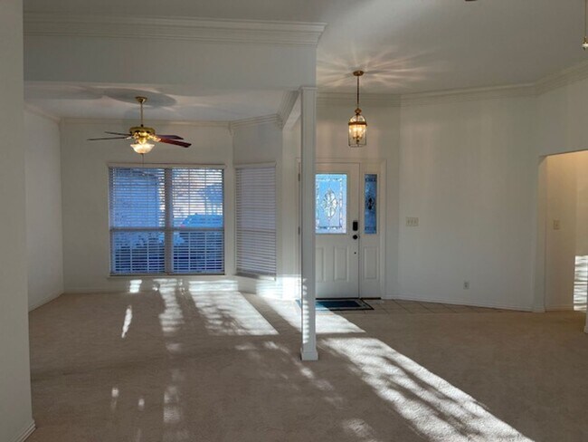 Building Photo - Great 3 Bedroom close to biking, hiking tr...